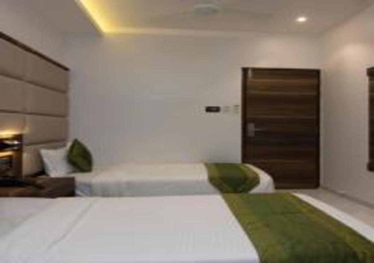 Hotel Meriton Mumbai International Airport T-2 Экстерьер фото