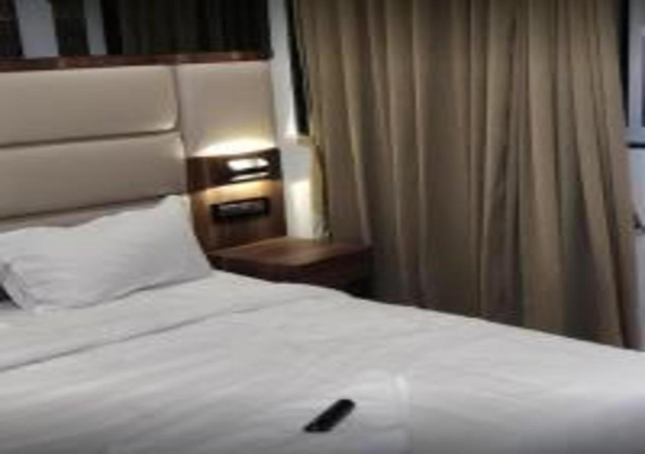 Hotel Meriton Mumbai International Airport T-2 Экстерьер фото